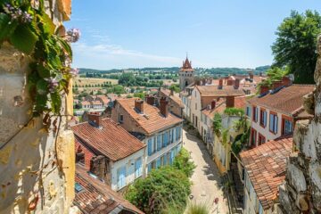 Vue panoramique d'Angers avec des points d'intérêt pour trouver un logement idéal soulignés